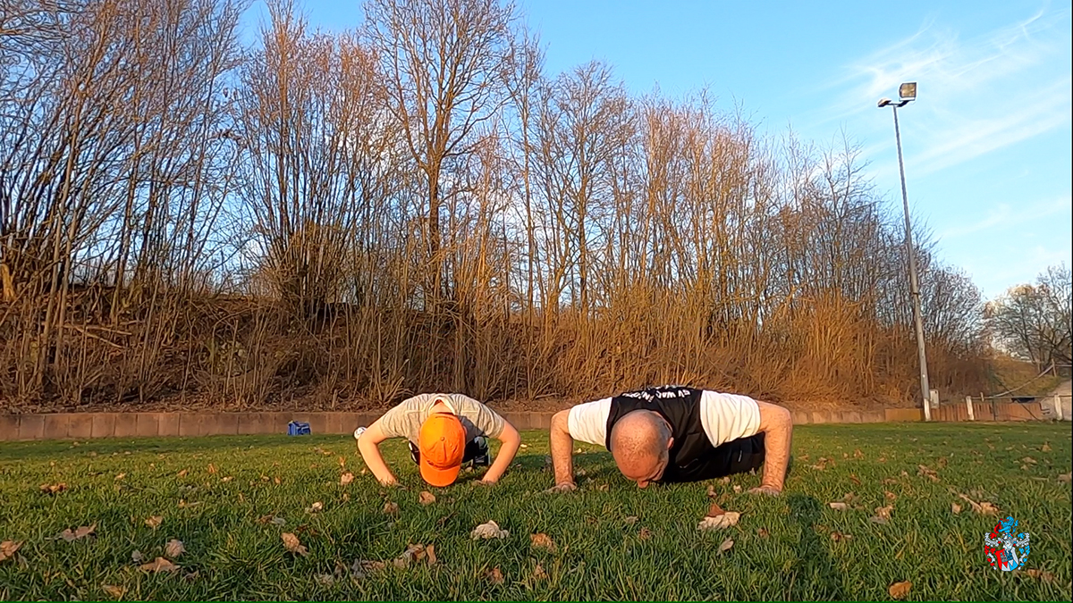 liegestuetz-bodybuilding-fussballplatz